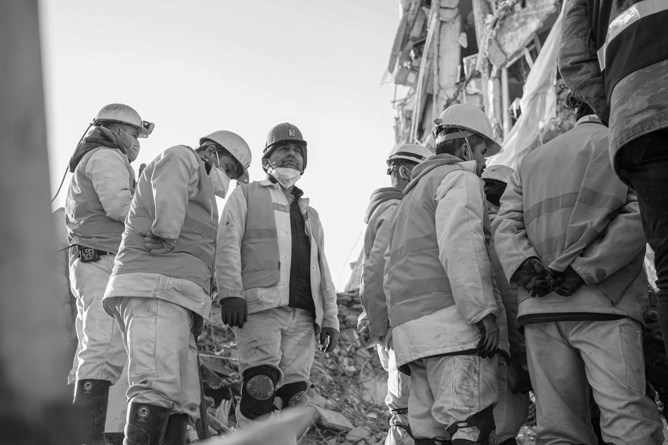 Rescue workers at earthquake site in Kahramanmaras, Turkey, wearing protective gear.