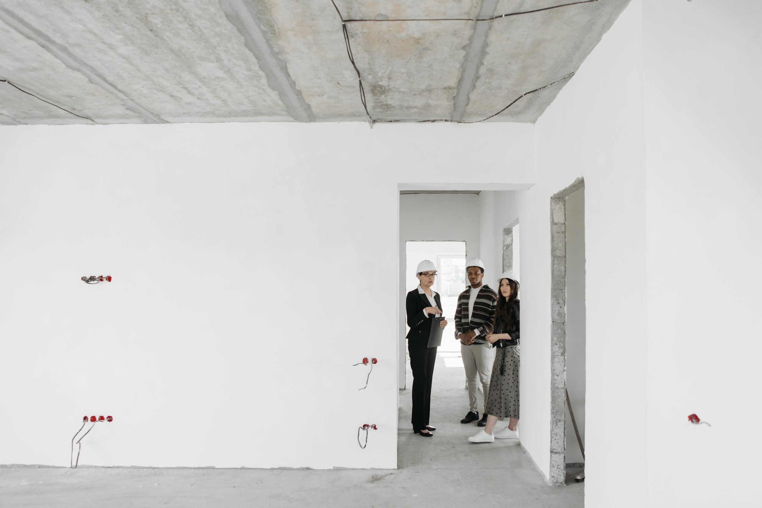 Équipe de rénovation préparant un chantier intérieur à Bruxelles